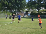 Laatste training S.K.N.W.K. JO8-1 (partijtje tegen de ouders) van maandag 2 juni 2025 (66/123)